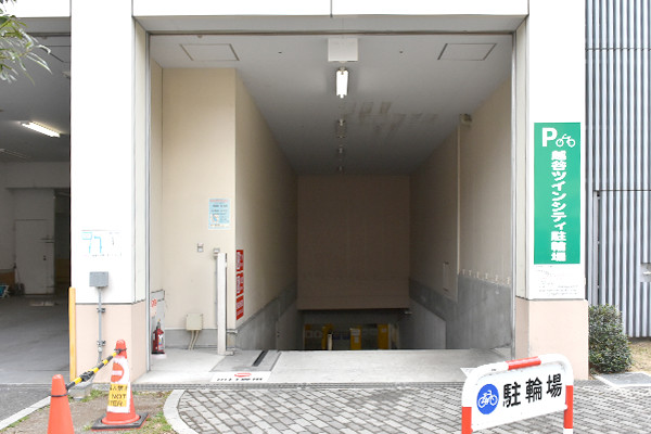 Aシティ地下駐輪場入り口